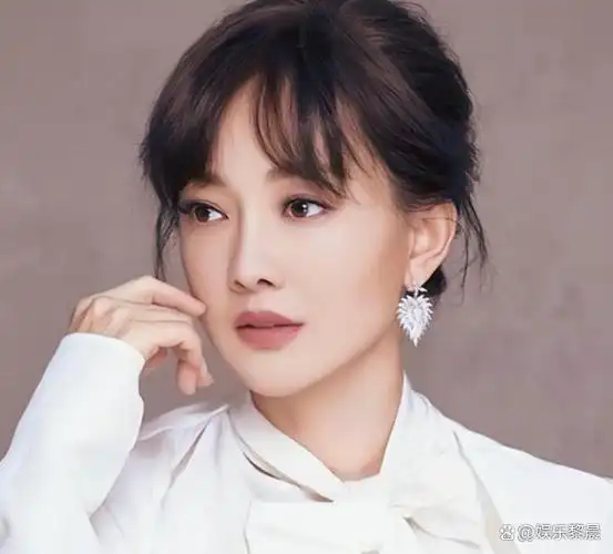 看到牛莉的生活近状,才懂她为普通丈夫生仨孩子的选择是正确的!