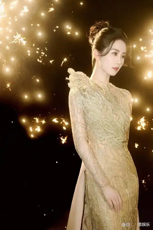 刘诗诗惊艳亮相elle风尚大典,一袭金色礼服展现优雅天鹅魅力