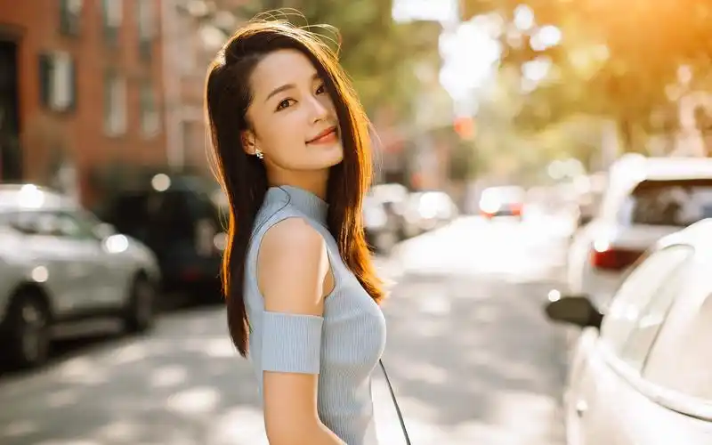 [演员李沁唯美街拍图片壁纸