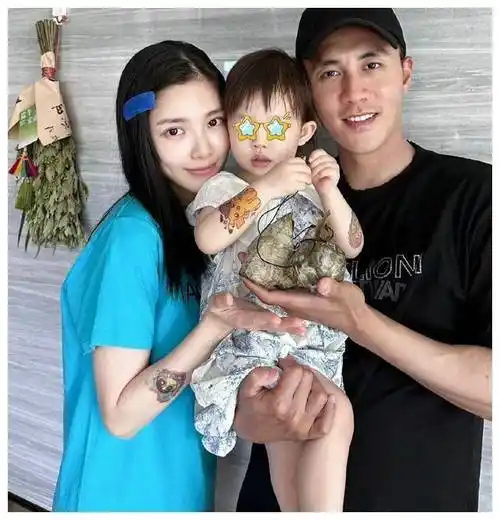 杜淳女儿不足3岁拒绝上幼儿园小蛋饺撒娇闹着抱歉不能去