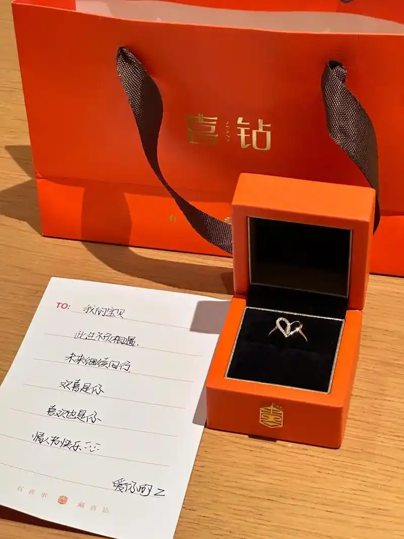 被男朋友送的礼物感动哭了