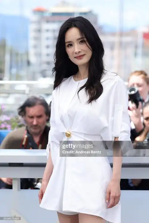 杨幂《酱园弄》photocall生图,白色衬衫裙造型好美