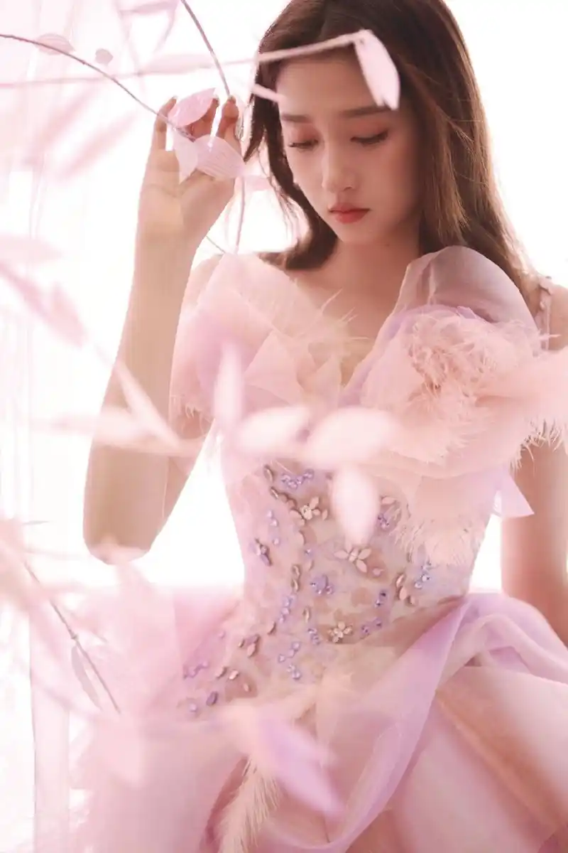 关晓彤穿粉色花朵裙 俏皮可爱气质满分|关晓彤_新浪新闻