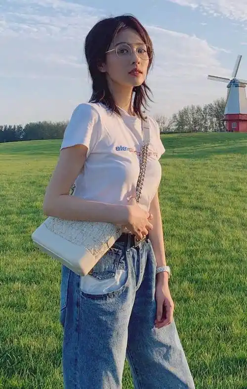 瘦子的最高境界就是将修身牛仔裤穿成阔腿裤白鹿这腿真绝了