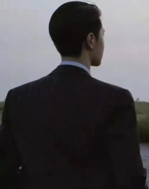 好牛逼的身材,好伟岸的背影,比例身姿宽肩窄腰好优越好有安全感据说爱