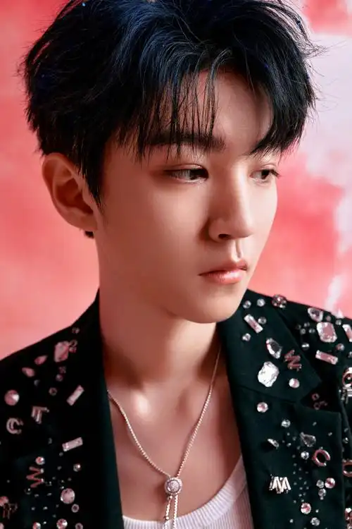 王俊凯单手吊威亚