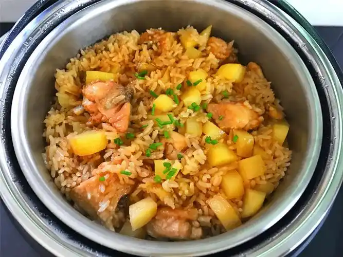 懒人的福音,饭菜一锅出的鸡翅土豆焖饭,孩子喜欢吃得不得了