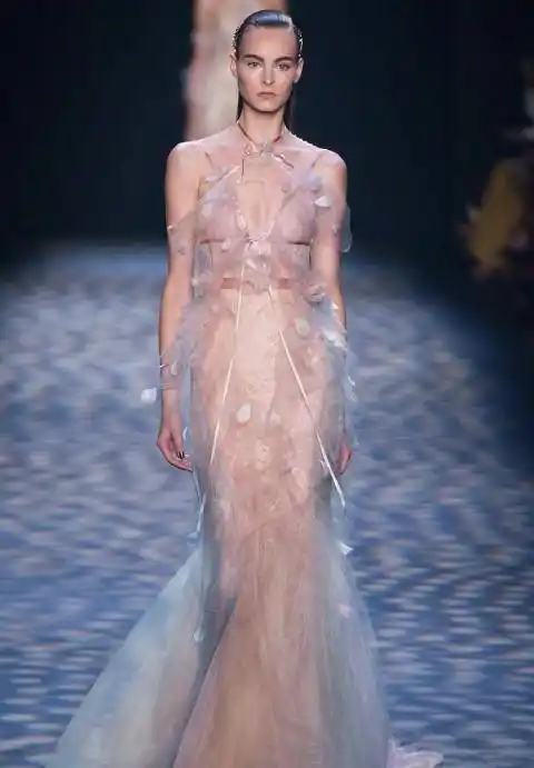 为什么超模走秀都是"真空上阵"?