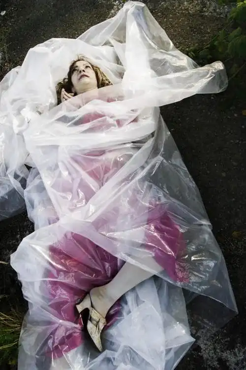 首饰,塑料制品,仅一个中年女性,休闲,休闲服,服饰,华丽,修饰,死亡