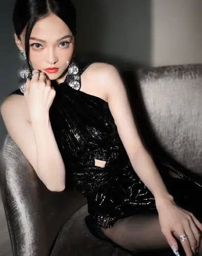 张韶涵露背高开叉造型惊艳全场身姿曼妙长腿迷人