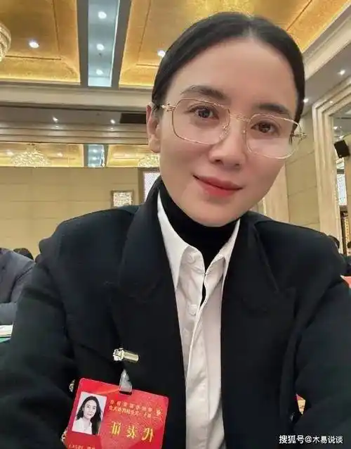 宋佳参加影协大会,一身黑色西装尽显干练,素颜现身颜值扛打_明星_感觉