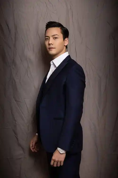 陈伟霆深蓝色西服套装显沉稳气质眼神深邃尽显优雅贵气十足