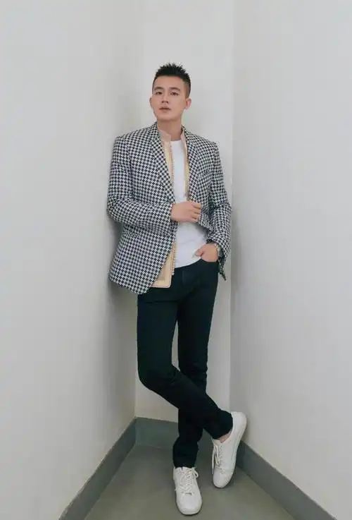 欧豪"男友风"穿搭真的帅,休闲装都挡不住好身材,很难不吸引人