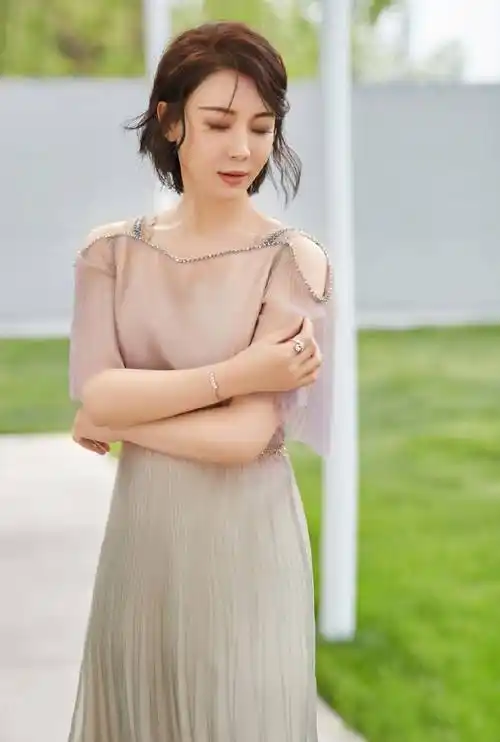 中年女性的美全被陈数表现出来了,43岁穿拼接裙,优雅又飘逸_连衣裙