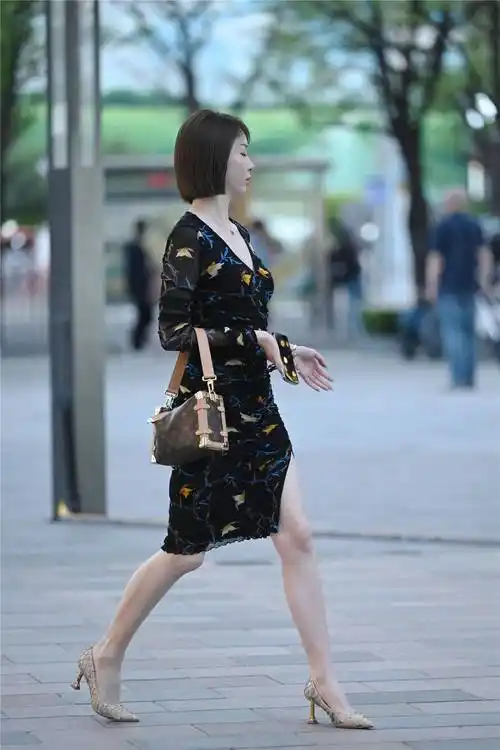 春季选择高跟鞋搭配,尖头细跟款式,也搭配出简约的效果