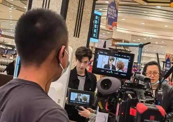 罗云熙拍戏被偶遇,提东西很费力,拍摄者评价其:不到100斤_网友_身高