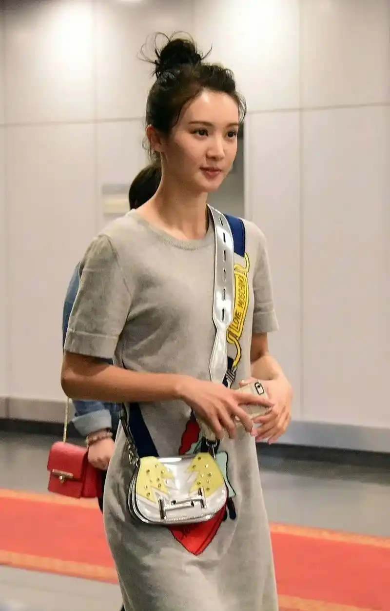 早期的金晨可爱又漂亮,看上去还肉肉的