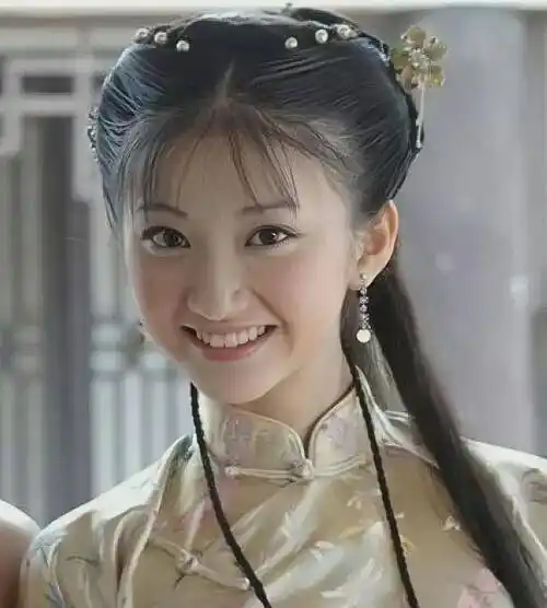 景甜出生在一个很普通的家庭,除了一副好看的皮囊以外,她的父母几乎没