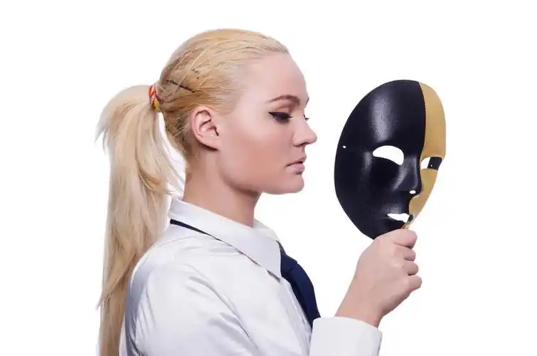 戴着面具的虚伪概念中的女人