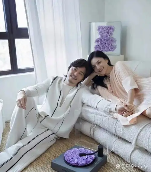 沙溢怀揣着青春未了的梦想,毅然决然地留起了长发,与妻子翩翩起舞间