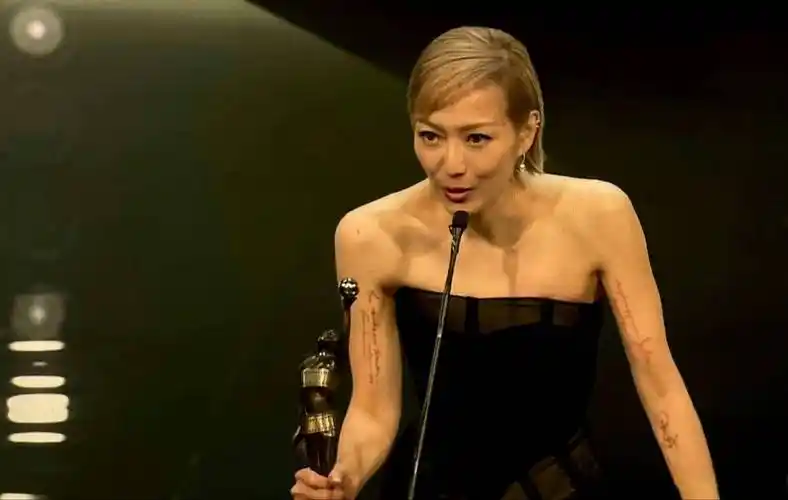 受到伤害最大的郑秀文,在短暂休整之后,也重新回归工作,2019年9月份