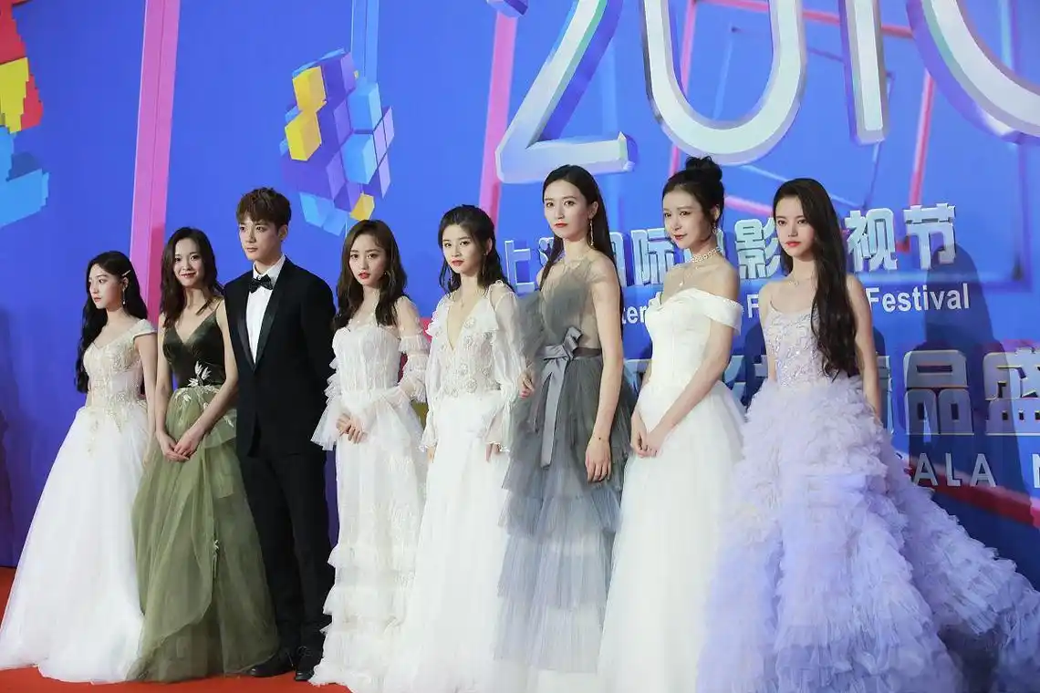 迪丽热巴,周也,秦岚,杨紫,景甜和古力娜扎,这十位美人同框的画面,让