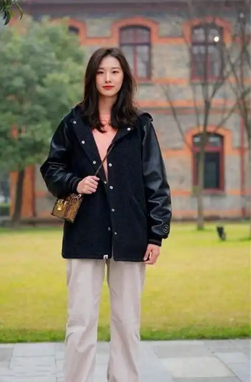 首页 生活 > 路人街拍,美女搭配了一件红色针织t恤,更具优雅女人味