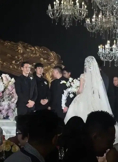 陈伟霆一家3口出席婚礼,新郎身份不简单,曾和袁冰妍传绯闻!