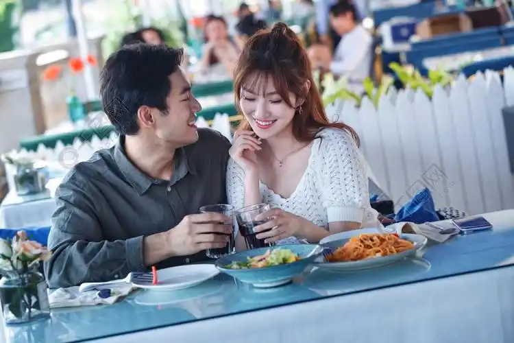 在餐厅里用餐的青年情侣