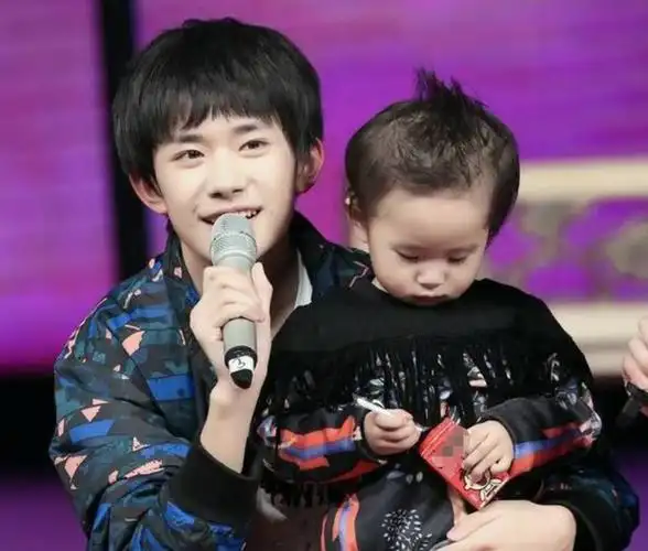 易烊千玺是啥神仙家庭?哥哥是娱乐圈顶流,弟弟7岁就破世界纪录