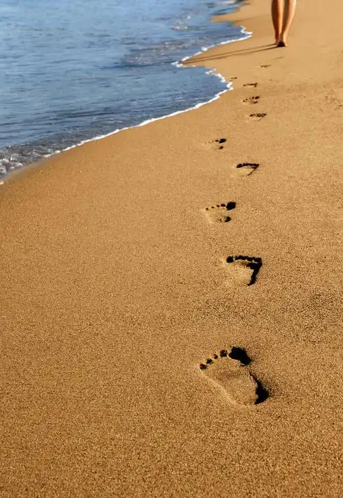 请找一个在沙滩上有脚印的图片 做头像 或者是小清新的头像 最好是在