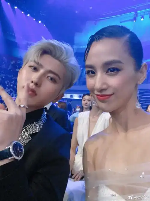 超话cxk#蔡徐坤障碍射箭三发三中#最近活动收集的一些合照@蔡徐坤