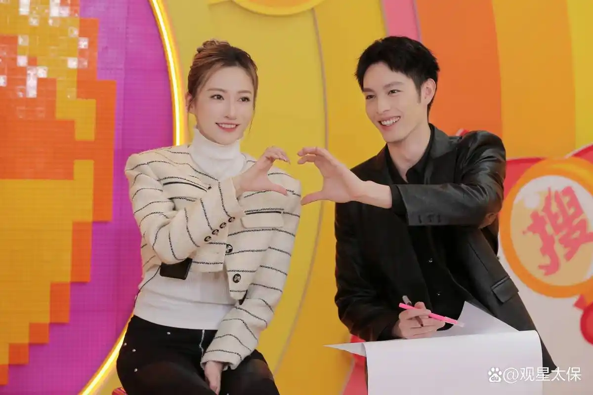 《为你逆光而来》狐厂扫楼 曹佑宁余玥甜蜜比心 甜爽剧集引期待