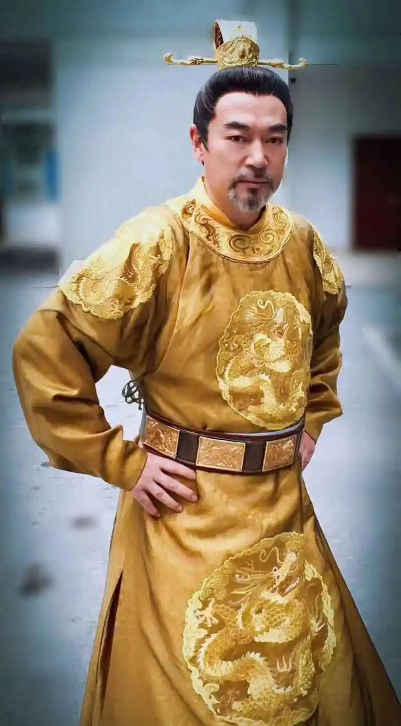 2016年,何涌生参演由高翊浚导演执导的古装情感剧《蔓蔓青萝》,并在里