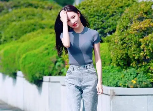 26岁韩国女歌手李宣美(lee sun mi)出道多年,拥有绝美容貌,超傲人身材