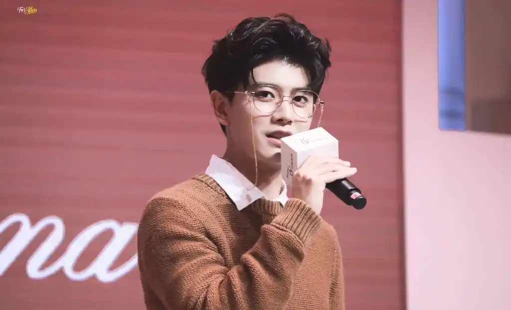 任嘉伦壁纸:在最美好的光年有幸能遇见你,陪伴你做你的嘉人