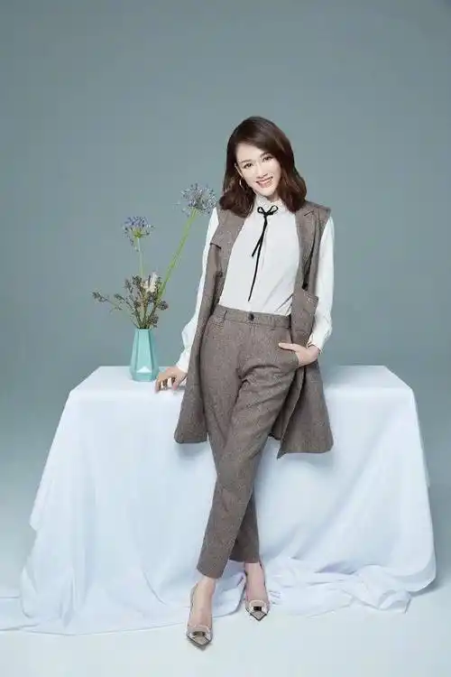 陈乔恩太会穿了,奶奶衫搭配针织裙,网友:41岁还能美成这样?