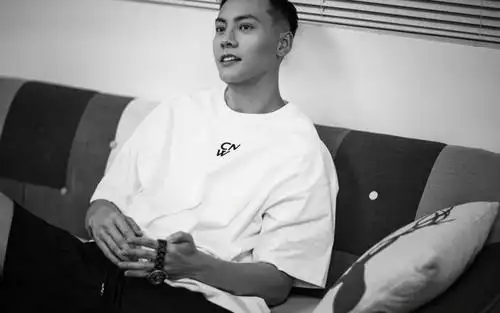 陈伟霆时尚休闲黑白帅气迷人写真,高清壁纸图片,港台明星-回车桌面