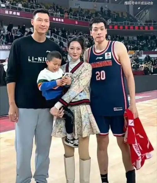 易建联再打一年,底薪续约广东男篮!球迷:招募沈梓捷吧_本赛季_自律_1