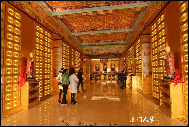 极乐世界堂(人称地宫)内一片金壁辉煌,引入住目,处处都能听到佛教