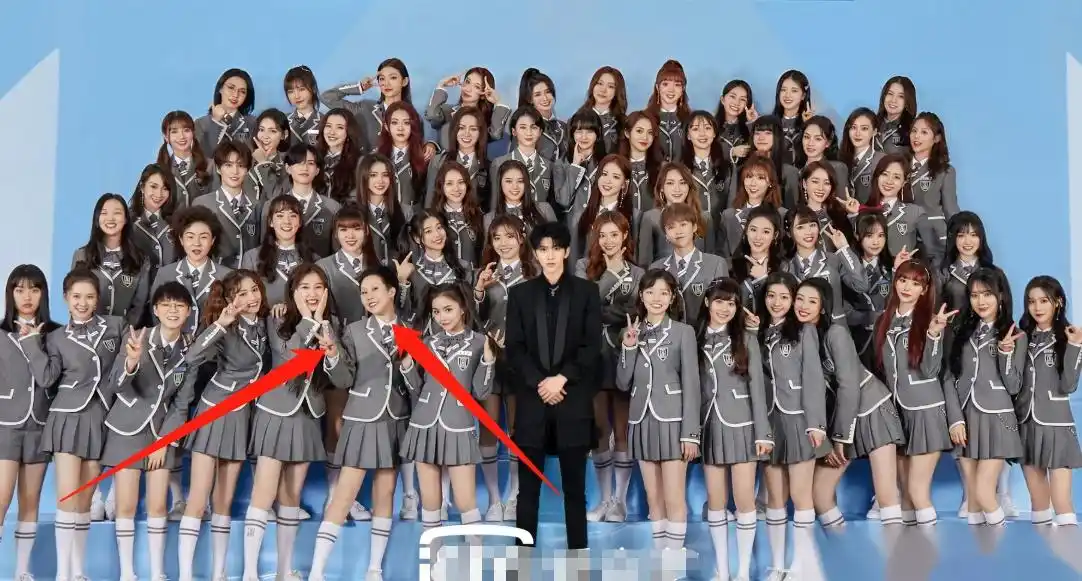 《青春有你2》四次合影,安崎站在中间意料之中,上官喜爱站位令人认可.