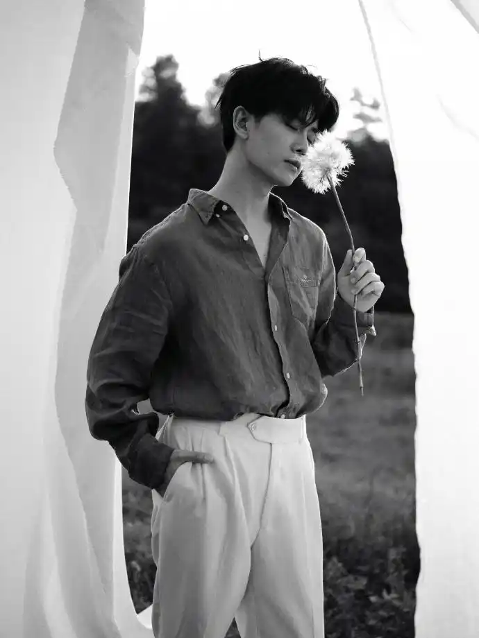 任嘉伦杂志侧拍花絮照公开 文艺男青年的下颌线戳爆苏点