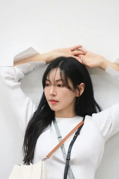 《顶楼》金素妍杂志写真片场照气质优雅