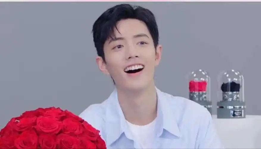 读情诗的肖战脸红了,直播间点赞破4亿,上热搜已习以为常!