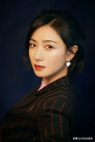 1/ 12 我是万茜,我有一种古典的美 我是万茜,我有一种古典的美 我是