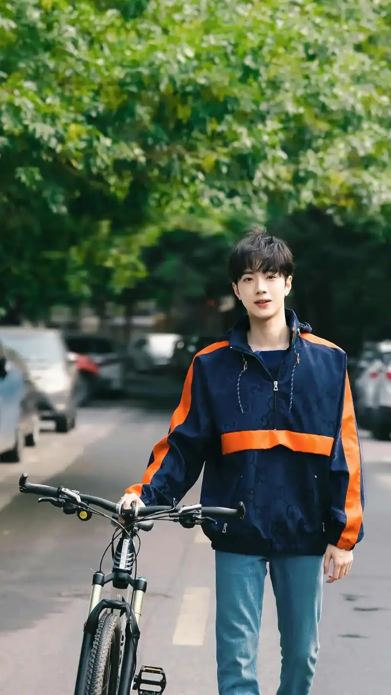 超有男友风的一组照片#赖冠霖 #校园 #少年感 - 抖音