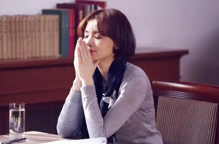 36岁的佟丽娅跨界春晚逆袭婚姻的女人余生更有魅力