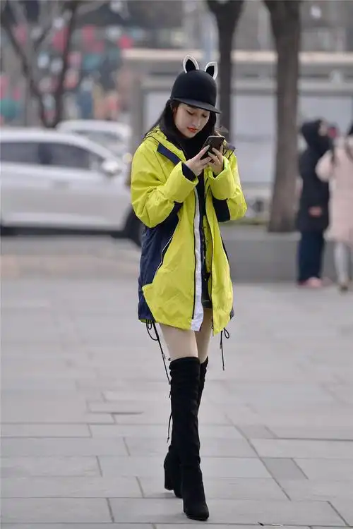 冬天穿着长靴保暖效果很好,还要搭配出时尚,显出气质