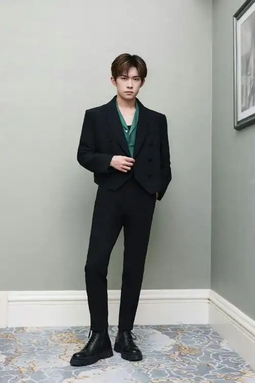 易烊千玺黑西装绿衬衫##易烊千玺v领绿衬衫