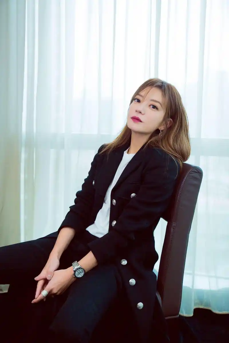 星时尚#赵薇今日曝光一组代言某英国时尚大牌的造型照.